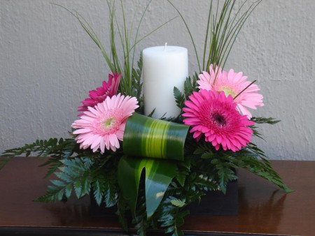 centro de mesa para todo tipo de evento con base de madera, gerbera $100